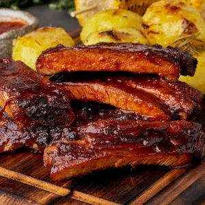 Meniu Combo: Crispy Party Coaste de Porc BBQ cu Cartofi Wedges și Salată de Varză Coaste de Porc BBQ, cu Cartofi Aurii și Salată Coleslaw